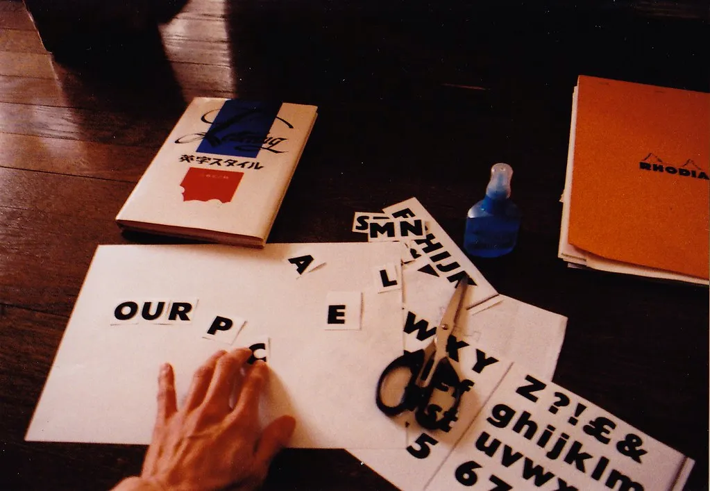 Cuadernos cosidos (Zines): papel reciclado, lomo visto. Foto de muestra.